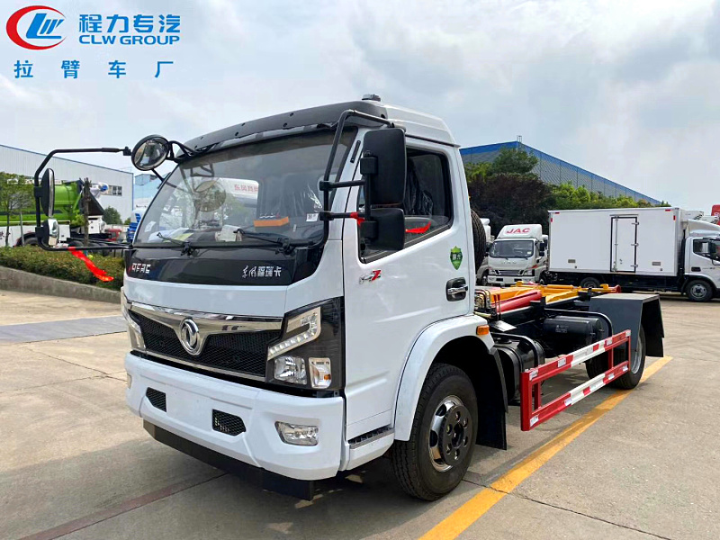 7方勾臂垃圾车（东风大多利卡）