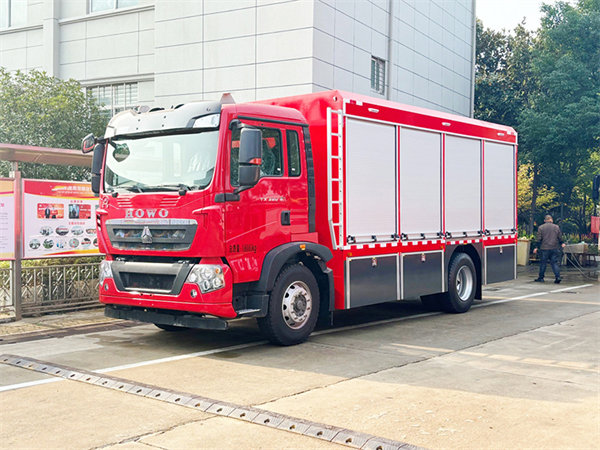 重汽器材装备消防车
